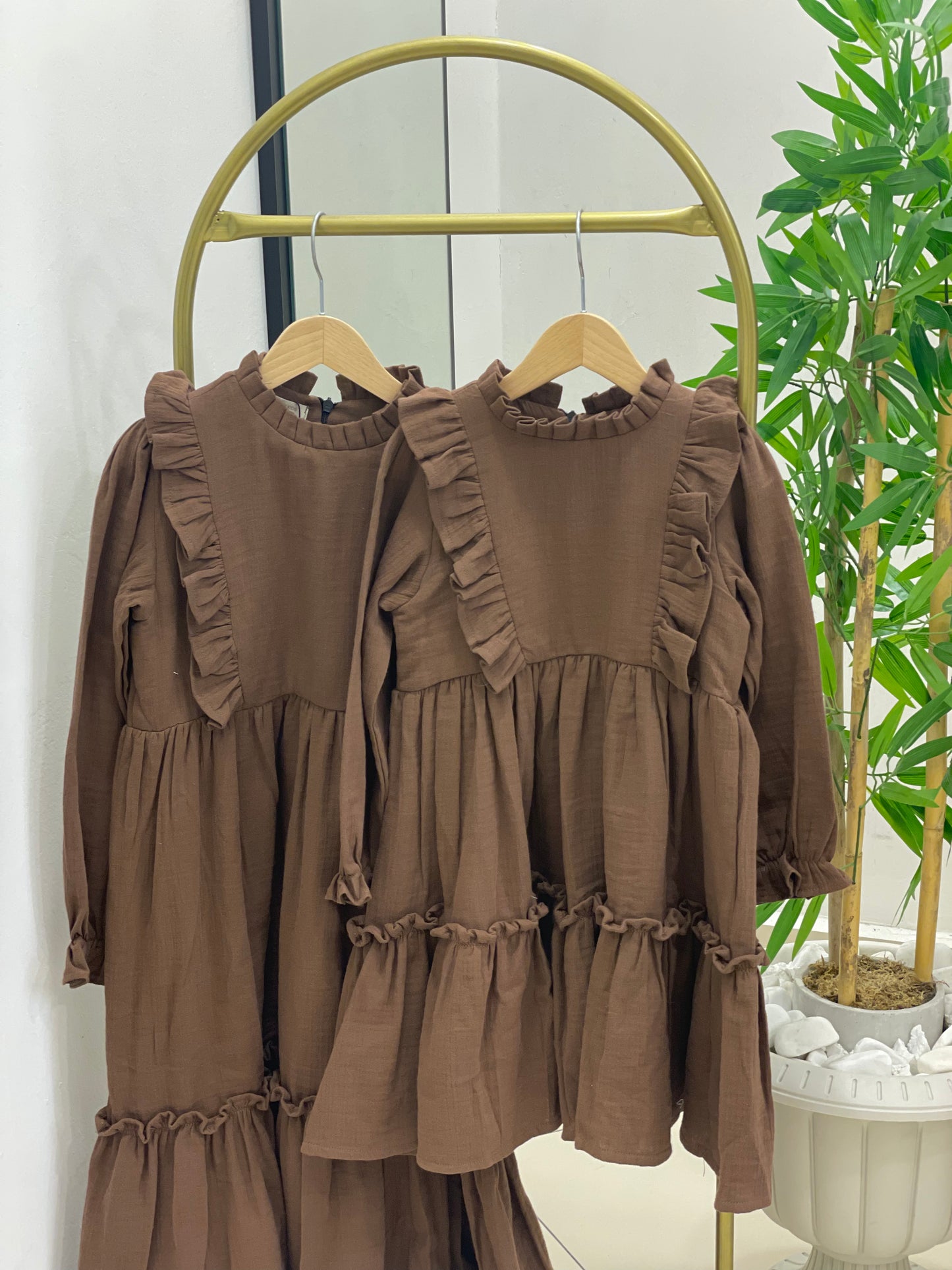Kız çocuk 1.kalite %100 organik müslin kahverengi etek ucu fırfırlı tam boy tesettür elbise ￼