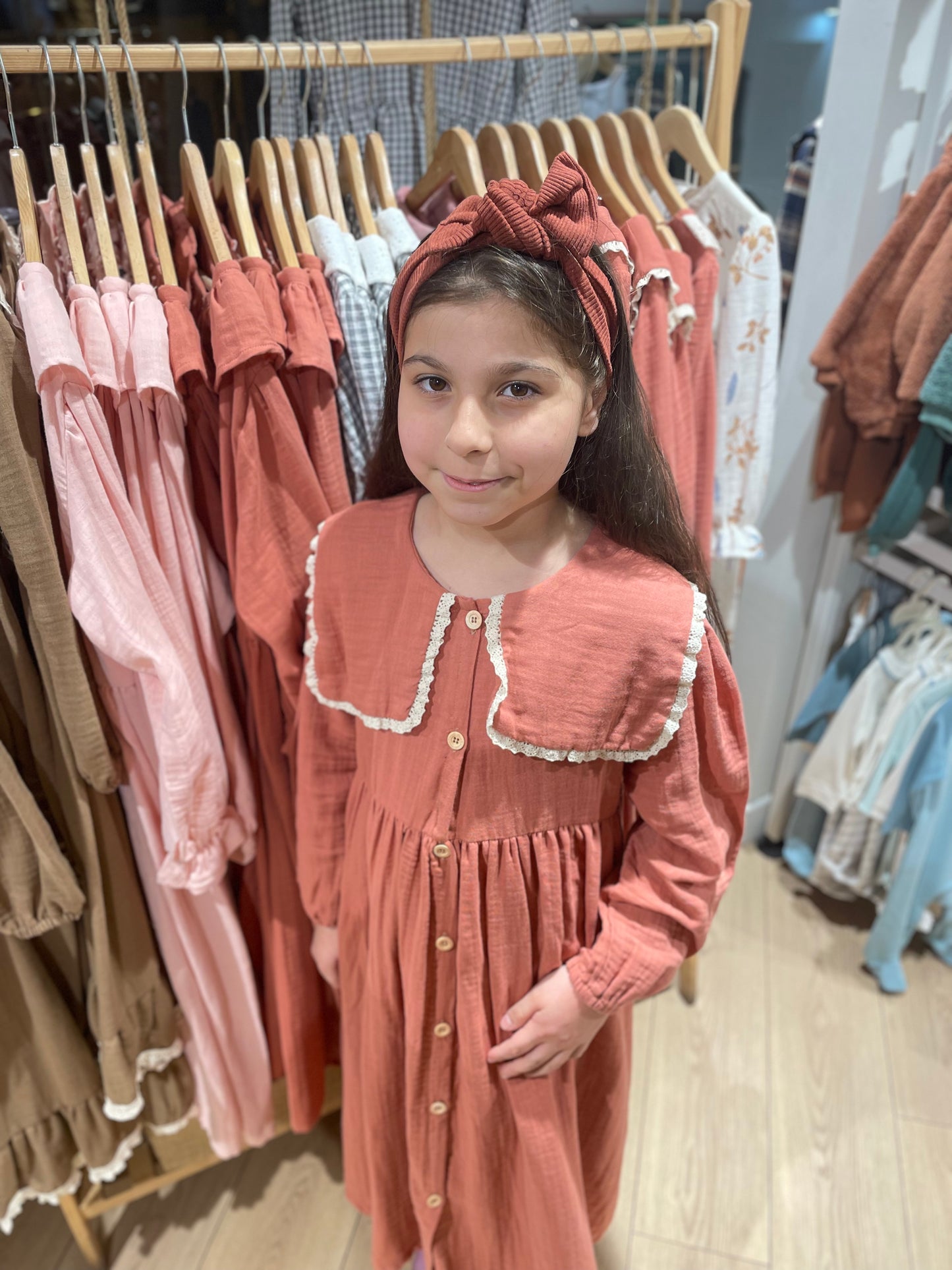 Kız çocuk %100 Eylül organik müslin kumaş birinci kalite önden düğmeli yaka detaylı kolları lastikli tam boy tesettür elbise ￼￼